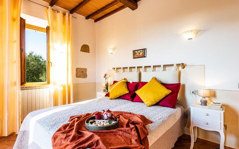 Il Poggiarellino 14: Zuhause, Möbel, Schlafzimmer, Linens, Bedding, Bett, Bettdecke, Bettrahmen, Lampe, Hotel