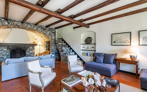 Villa Baia Blu 12: Möbel, Interior Design, Couch, Flooring, Decke, Fussboden, Zimmer, Wohnzimmer, Zuhause, Stuhl