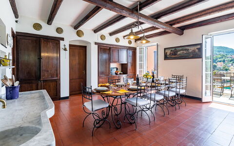 Villa Baia Blu 12: Möbel, Flooring, Interior Design, Stuhl, Küche & Esszimmer Tisch, Tabelle, Fussboden, Zuhause, Countertop, Esszimmer