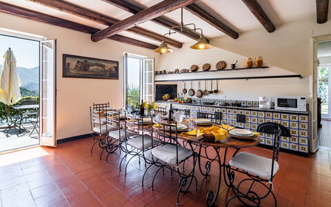Villa Baia Blu 12: Möbel, Küche & Esszimmer Tisch, Zuhause, Stuhl, Esszimmer, Küche, Zimmerpflanze, Estate, Resort, Countertop