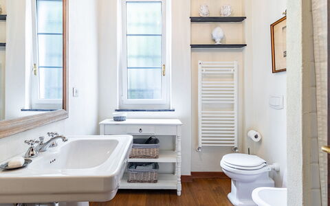 Villa Baia Blu 12: Interior Design, Armatur, Badezimmer, Flooring, Fussboden, Bad Sink, Sinken, Toilleten Sitz, Toilette, Installation