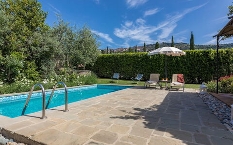 La Capannina 2+2: Schwimmbad, Gartenmöbel, Flagstone, Garten, Verbundwerkstoff, Schatten, Landscaping, Hinterhof, Freizeit, Garten