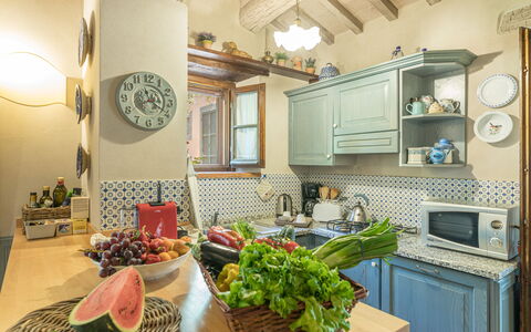 La Capannina 2+2: Möbel, Interior Design, Küche, Holz, Countertop, Zimmer, Flooring, Decke, Beleuchtung, Cabinetry