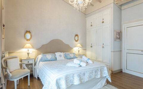 La Capannina 2+2: Möbel, Bett, Interior Design, Schlafzimmer, Bedding, Bettdecke, Zimmer, Holz, Linens, Fussboden