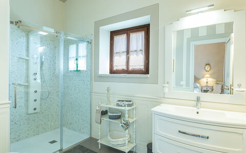 La Capannina 2+2: Badezimmer, Armatur, Interior Design, Sinken, Bad Sink, Spiegel, Badezimmerschrank, Flooring, Zapfhahn, Light Fixture