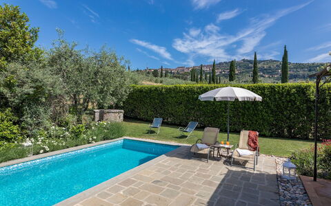 La Capannina 2+2: Blau, Schwimmbad, Strauch, Garten, Landscaping, Hinterhof, Gartenmöbel, Flagstone, Eco Hotel, Garten