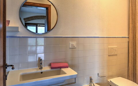 La Casa di Elsa 6: Bad Sink, Armatur, Badezimmer, Flooring, Interior Design, Sinken, Fussboden, Zapfhahn, Spiegel, Installation
