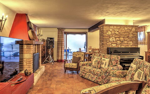 Villa Bella 8: Möbel, Holz, Interior Design, Flooring, Couch, Fussboden, Wohnzimmer, Decke, Zimmer, Stuhl