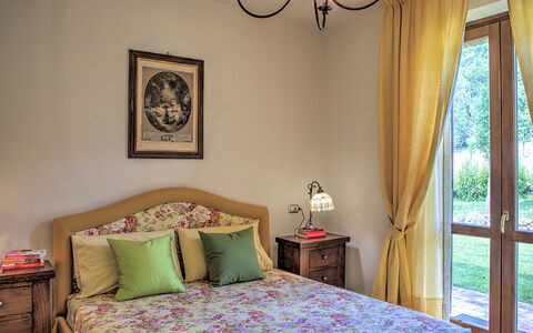 Villa Bella 8: Möbel, Interior Design, Bett, Schlafzimmer, Holz, Bettdecke, Bedding, Zimmer, Fussboden, Linens