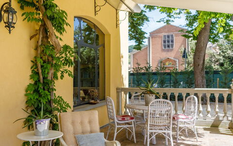 La Casa di Nanì 8: Möbel, Veranda, Tür, Stuhl, Gartenmöbel, Zuhause, Blumentopf, Schatten, Säule, Zimmerpflanze