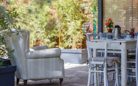 La Casa di Nanì 8: Möbel, Stuhl, Interior Design, Tabelle, Blumentopf, Zimmer, Gartenmöbel, Esszimmer, Zimmerpflanze, Küche & Esszimmer Tisch