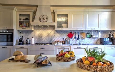 La Martinella 12: Küche, Countertop, Möbel, Küchengerät, Interior Design, Cabinetry, Major Appliance, Flooring, Zimmer, Beleuchtung