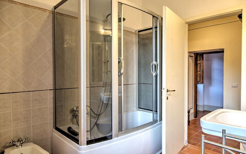 La Martinella 12: Armatur, Badezimmer, Flooring, Interior Design, Fussboden, Zimmer, Installation, Badewanne, Zapfhahn, Sinken