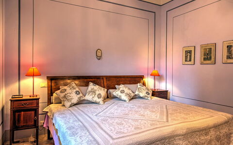 La Martinella 12: Bett, Schlafzimmer, Bettdecke, Bedding, Interior Design, Wand, Möbel, Holz, Fussboden, Flooring