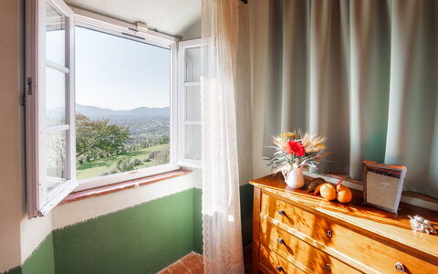 Villa Primo Sole 22: Interior Design, Zimmer, Decke, Vorhang, Fensterbehandlung, Holzbeize, Linens, Schlafzimmer, Hartholz, Bedding