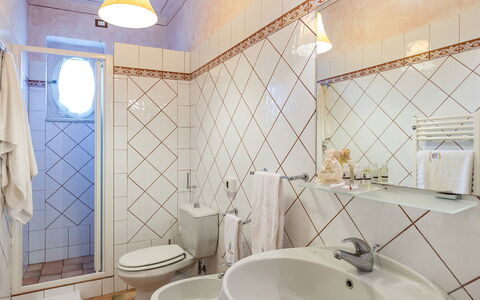 Villa Leonardo 30+6: Flooring, Interior Design, Fussboden, Armatur, Decke, Fliese, Zimmer, Installation, Badezimmer, Zapfhahn