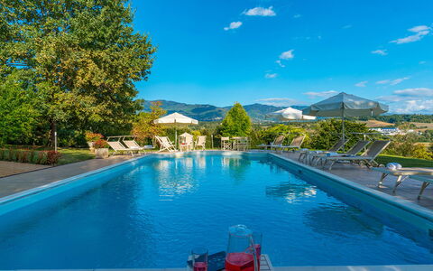 Villa Leonardo 30+6: Schwimmbad, Bergforms, Berg, Hügel, Gartenmöbel, Resort, Gebirge, Regenschirm, Eco Hotel, Sonnenliege