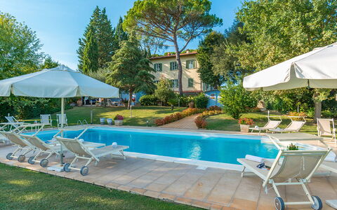 Villa Leonardo 30+6: Schwimmbad, Baum, Wohngebiet, Resort, Estate, Gartenmöbel, Sonnenliege, Zuhause, Menschliche Siedlung, Thermae