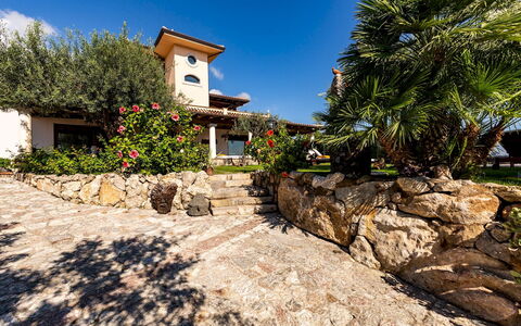 Villa Alba 12: Garten, Estate, Landscaping, Hazienda, Flagstone, Schatten, Auffahrt, Eco Hotel, Villa