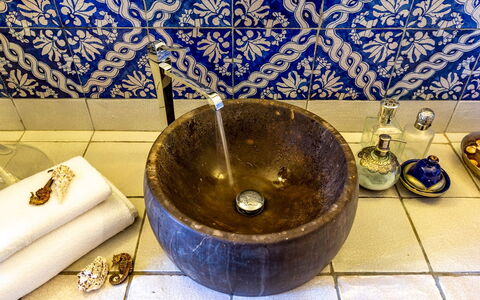 Villa Alba 12: Armatur, Badezimmer, Installation, Zapfhahn, Bad Sink, Sinken, Fliese, Keramik, Porzellan, Noch Leben Fotografie