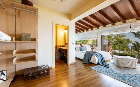 Villa Alba 12: Möbel, Interior Design, Flooring, Fussboden, Bett, Schlafzimmer, Holz, Decke, Holzboden, Zimmer