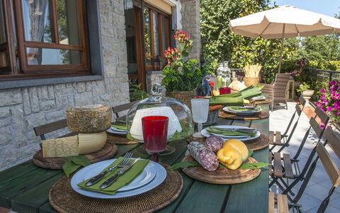 Villa Ombrosa 8: Möbel, Tabelle, Stuhl, Geschirr, Interior Design, Küche & Esszimmer Tisch, Tischdecke, Esszimmer, Tisch Im Freien