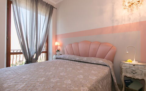 Villa Ombrosa 8: Möbel, Bett, Schlafzimmer, Interior Design, Bedding, Bettdecke, Linens, Zimmer, Fussboden, Textil