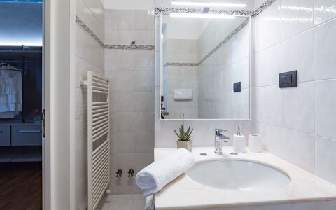 Villa Ninetta 10+1: Interior Design, Armatur, Badezimmer, Flooring, Fussboden, Zapfhahn, Sinken, Installation, Zimmer, Zuhause