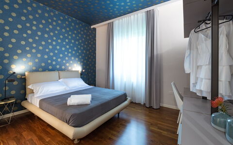 Villa Ninetta 10+1: Interior Design, Decke, Möbel, Fussboden, Beleuchtung, Flooring, Wohnung, Zimmer, Schlafzimmer, Bett