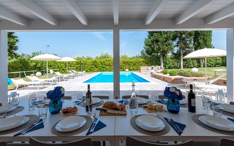 Villa Ninetta 10+1: Schwimmbad, Möbel, Gartenmöbel, Resort, Stuhl, Verbundwerkstoff, Eco Hotel, Schatten, Estate, Sonnenliege