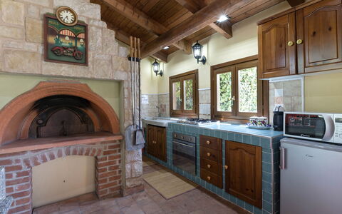 Villa Miki 10: Holz, Küche, Interior Design, Flooring, Möbel, Countertop, Zuhause, Decke, Cabinetry, Tür