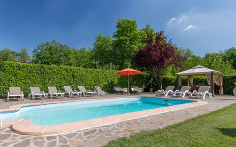 Villa Miki 10: Schwimmbad, Gartenmöbel, Möbel, Resort, Garten, Freizeit, Eco Hotel, Schatten, Landscaping, Sonnenliege