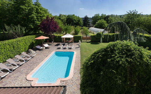 Villa Miki 10: Schwimmbad, Strauch, Gartenmöbel, Freizeit, Garten, Resort, Landscaping, Sonnenliege, Eco Hotel, Schatten