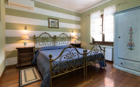 Villa Miki 10: Möbel, Interior Design, Bett, Schlafzimmer, Flooring, Wand, Fussboden, Zimmer, Holz, Decke