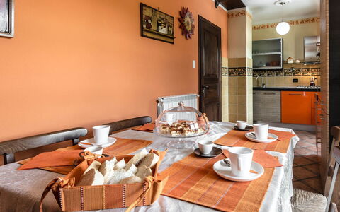 Villa Miki 10: Interior Design, Möbel, Zimmer, Fussboden, Flooring, Decke, Beleuchtung, Orange, Wohnung, Holzbeize