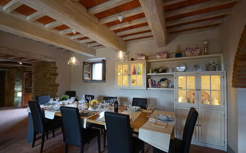 Torre la Ripa 8: Möbel, Interior Design, Stuhl, Flooring, Wand, Tabelle, Holz, Decke, Zimmer, Esszimmer