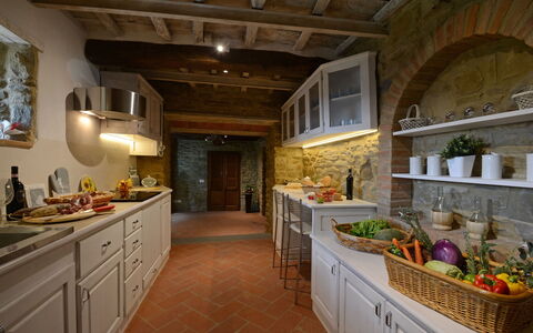 Torre la Ripa 8: Möbel, Interior Design, Küche, Flooring, Holz, Countertop, Fussboden, Decke, Cabinetry, Beleuchtung