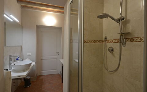 Torre la Ripa 8: Wand, Flooring, Badezimmer, Armatur, Fussboden, Interior Design, Holz, Bad Sink, Decke, Zimmer