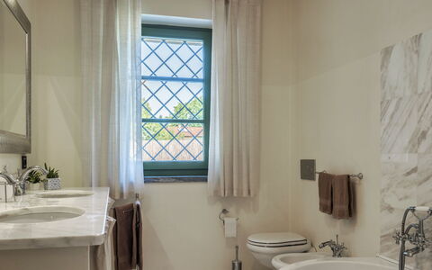 Villa Elsa 6: Armatur, Interior Design, Badezimmer, Zuhause, Zapfhahn, Installation, Sinken, Bad Sink, Fliese, Light Fixture