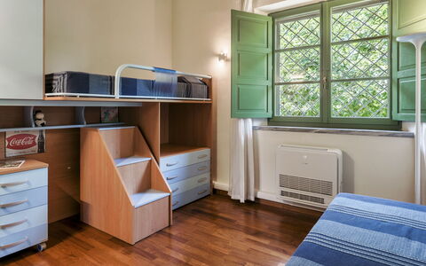 Villa Elsa 6: Möbel, Interior Design, Zimmer, Wohnung, Decke, Wohnheim, Schlafzimmer, Bettrahmen, Stuhl, Schublade