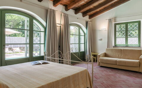 Villa Elsa 6: Möbel, Interior Design, Decke, Flooring, Zuhause, Zimmer, Schlafzimmer, Bett, Stuhl, Bettrahmen