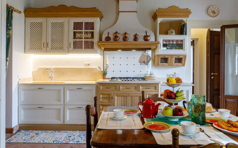 Ca' Pellicciano 8: Möbel, Interior Design, Küche, Cabinetry, Holz, Flooring, Countertop, Zimmer, Beleuchtung, Schrank