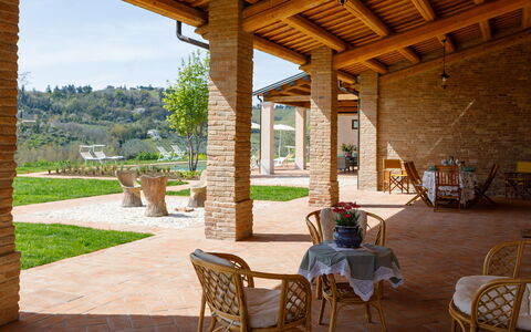 Ca' Pellicciano 8: Möbel, Stuhl, Veranda, Gartenmöbel, Schatten, Säule, Eco Hotel, Garten, Terrasse, Estate
