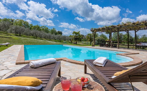 La Cerqua 8: Blau, Schwimmbad, Gartenmöbel, Resort, Möbel, Eco Hotel, Sonnenliege, Freizeit, Schatten, Estate