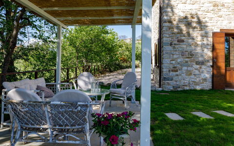 Villa Agostini 10: Möbel, Stuhl, Gartenmöbel, Zuhause, Garten, Veranda, Schatten, Tür, Tisch Im Freien, Hinterhof