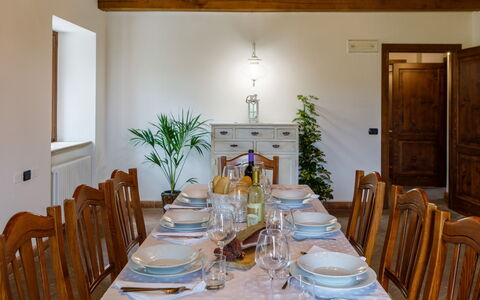 Villa Agostini 10: Möbel, Interior Design, Tabelle, Holz, Esszimmer, Flooring, Decke, Küche & Esszimmer Tisch, Zimmer, Stuhl
