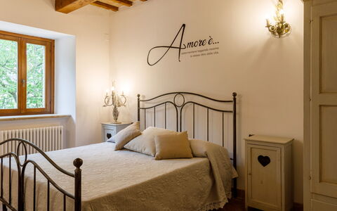 Villa Agostini 10: Bett, Möbel, Bedding, Schlafzimmer, Interior Design, Bettdecke, Wand, Holz, Flooring, Fussboden