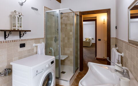 Villa Agostini 10: Interior Design, Flooring, Armatur, Fussboden, Holz, Decke, Badezimmer, Zapfhahn, Sinken, Zimmer