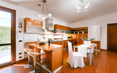 Villa Demal 8+2: Küche, Möbel, Interior Design, Flooring, Küchengerät, Countertop, Holz, Cabinetry, Zuhause, Fussboden