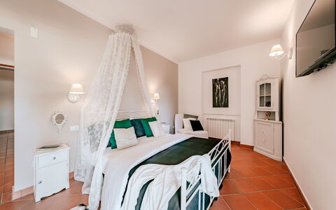 Villa Demal 8+2: Möbel, Interior Design, Bett, Schlafzimmer, Decke, Flooring, Fussboden, Bettdecke, Bedding, Beleuchtung